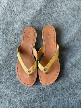 ✨Coach Leather Thong Sandals with Tan Footbed and Gold Logo
